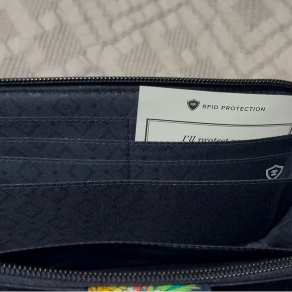 Women’s Vera Bradley RFID quilted clutch purse, navy w/pineapple, NWOT - Picture 7 of 8